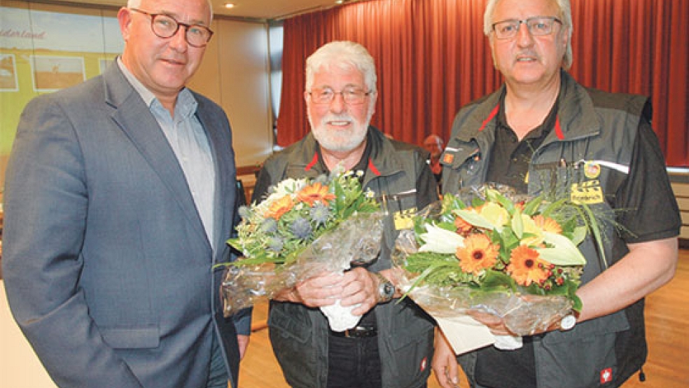 Mit Blumen und einer kleinen Zuwendung bedankte sich Bürgermeister Hans-Peter Heikens bei den »Rheiderländer Filmfreunden« Gerhard Willms und Friederich Sap (von links). © Foto: Szyska