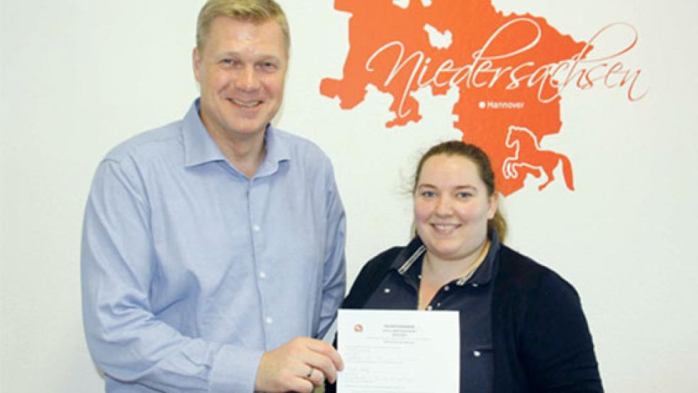 Im Rahmen des Programms »Talentschmiede« der CDU in Niedersachsen begleitet die 22-jährige Meike Lübbers in den kommenden anderthalb Jahren den CDU-Landtagsabgeordneten Ulf Thiele. © Foto: privat