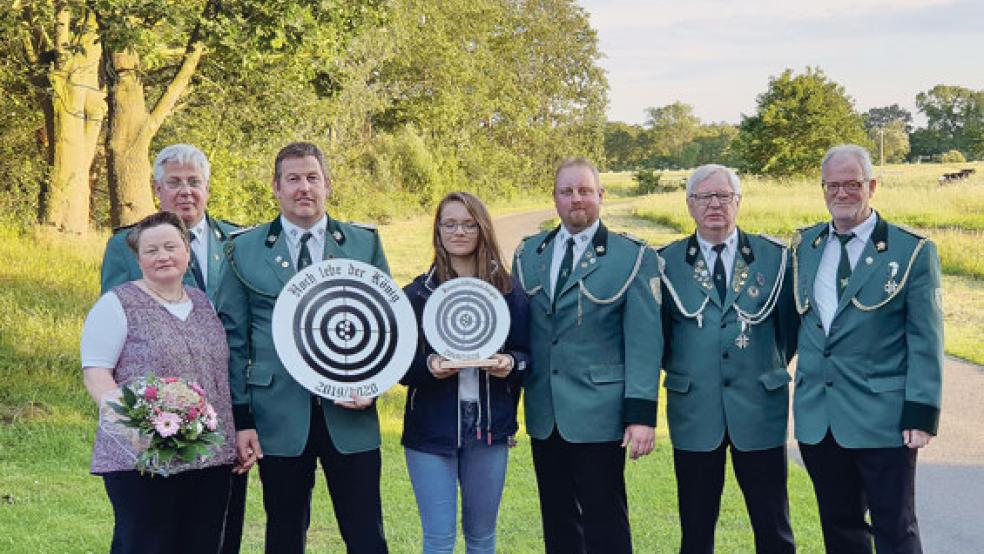 Das neue Königshaus der Dieler Schützen: (von links) Rainer Lübbers (1. Adjudant), das Königspaar Heike und Andreas Groen, Jugendkönigin Wiebke von Dankelmann, Michael Vry (2. Adjudant), Jan Schipper (stellvertretender Vorsitzender) und Wilfried Meijer (1. Vorsitzender).  © Foto: Schützenverein
