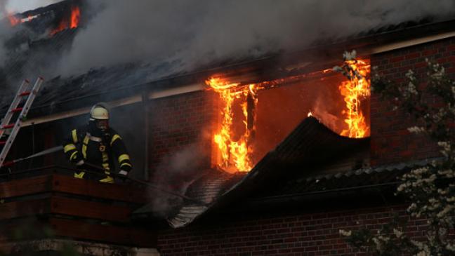 Flammen schlugen aus dem Dach