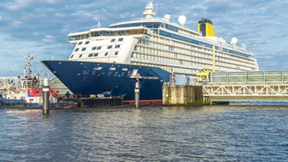 Die »Spirit of Discovery« bei der Passage des Emssperrwerks zwischen Gandersum und Nendorp. © Foto: Meyer Werft