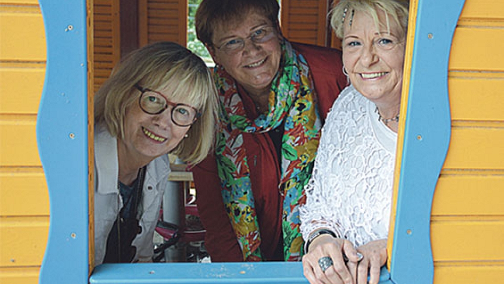 Doris Timmer (von links), Lotte Schnell und Herma Möhlmann sind »Kindergarten-Tanten« der ersten Stunde und freuten sich, an ihrer alten Wirkungsstätte zu sein.  © Fots: Himstedt