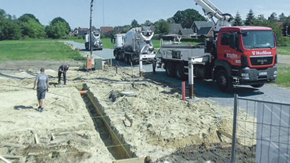 Die Arbeiten zur Errichtung des ersten Wohnhauses im neuen Baugebiet »Nördlich Gasthuslohne« an der Straße »Am Kamp« in Stapelmoor haben begonnen. Insgesamt stehen 17 Grundstücke mit Flächen zwischen 662 und 1048 Quadratmetern zur Verfügung. © Foto: privat