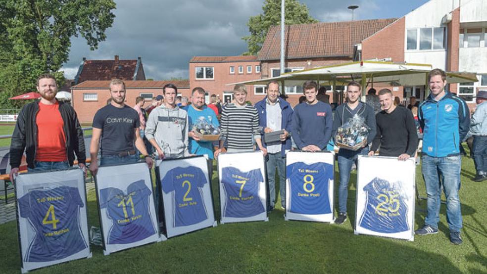 Der TuS Weener verabschiedete unter anderem sechs Spieler der ersten Herrenmannschaft am Samstag.  © Fotos: Bruins
