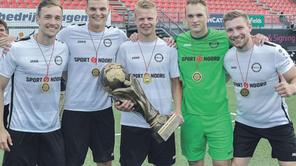Fünf Rheiderländer waren dabei: Keno Schmidt (Bunde), Marek Janssen (Jemgum), Lukas Koets (Bunderhee), Lars Huxsohl (Jemgum), Eike Schmidt (Bunde). Huxsohl hielt zwei Elfmeter, Janssen und Eike Schmidt trafen für die Auswahl. © Foto: Rauch