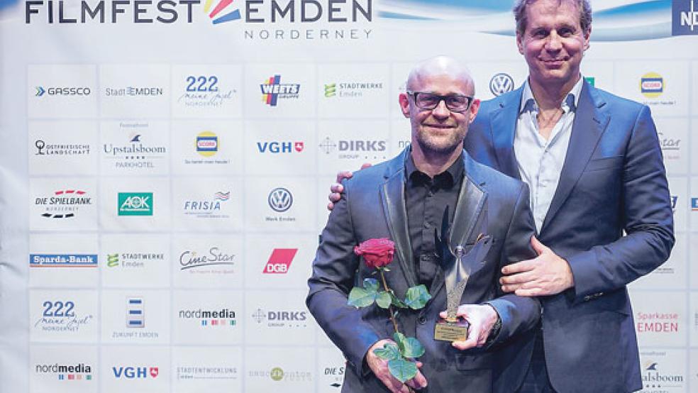 Jürgen Vogel erhielt Samstagabend den Emder Schauspielpreis. Die Laudatio hielt Thomas Heinze. © Foto: Krämer