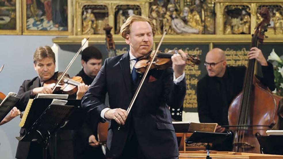 Geiger Daniel Hope und das Ensemble l’arte del mondo glänzten beim Eröffnungskonzert in der Lambertikirche in Aurich mit einem ausgesuchten Programm. © Foto: Krämer