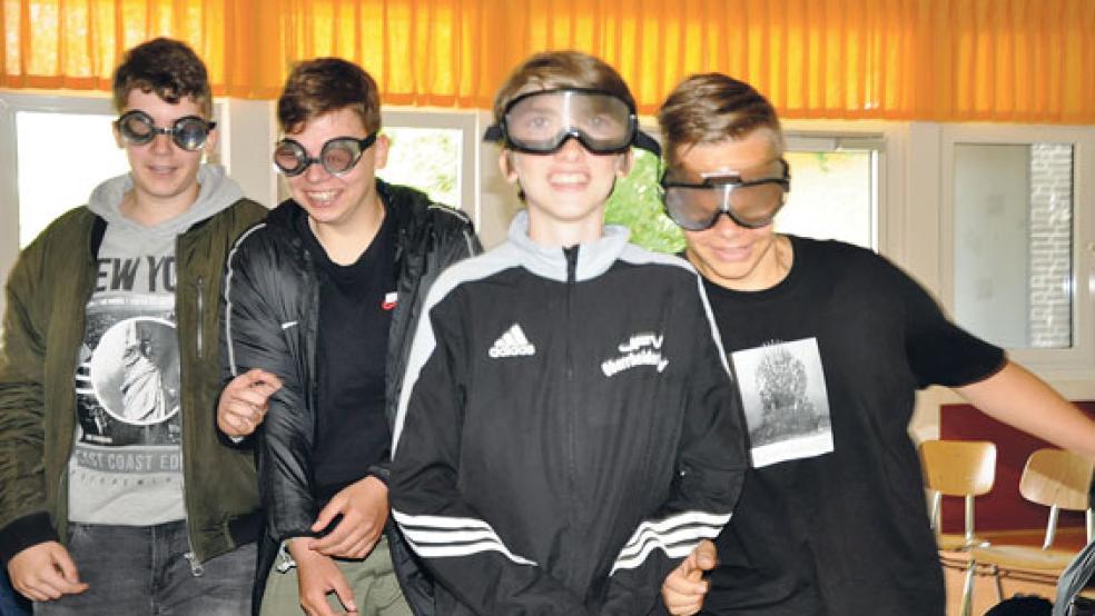 Kaum Kontrolle über den eigenen Körper: Mehrere Oberschüler testen eine »Rauschbrille«.  © Fotos: Boelmann