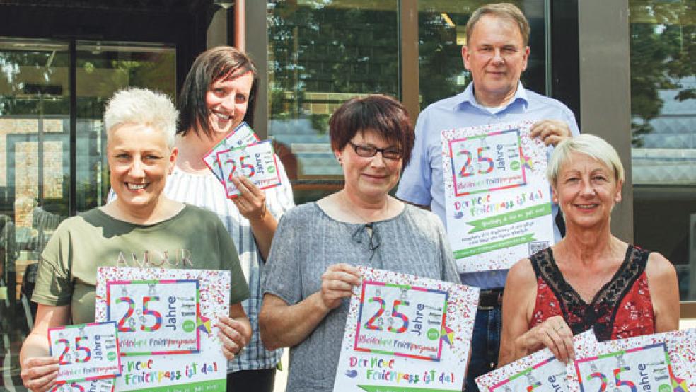 Die Organisatoren des Ferienprogramms, Nicole Groenewold von der Stadt Weener, Anne Miksiunas vom Jugendbüro Bunde, Monika Zuidema von der Gemeinde Jemgum (von links), und Angelika Janßen-Harms von der Stadt Weener präsentierten zusammen mit dem Bunder Bürgermeister Gerald Sap stolz den neuen Ferienpass. © Foto: Berents