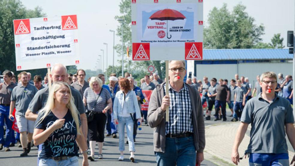 Mit Trillerpfeifen und Spruchtafeln: Mitarbeiter von Weener Plastik demonstrierten gestern zum dritten Mal für die Zukunft ihres Werkes. © Foto: Hanken