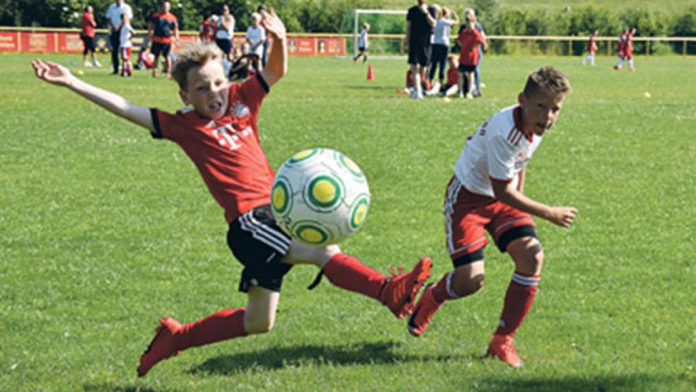 Bei diesem Schuss des Hollener Gegners hatte Jelte aus Bunde (links) das Nachsehen. Der Ball ging glücklicherweise trotzdem am Tor vorbei. © Foto: Muising