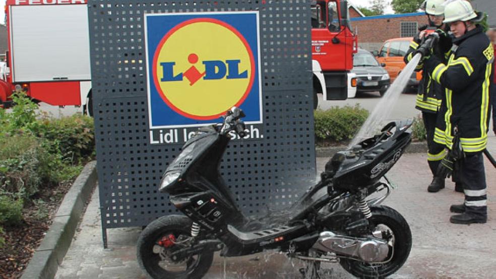 Die Feuerwehr Weener war heute Nachmittag im Einsatz, um einen brennenden Motorroller zu löschen. © Foto: Rand (Feuerwehr)