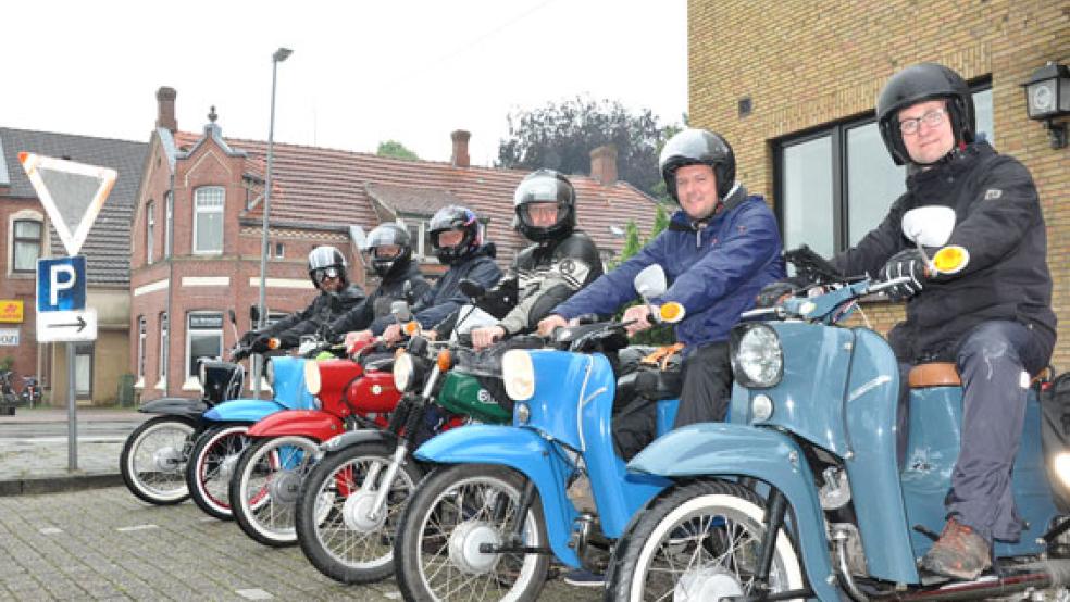 Legten auch in Weener einen Halt ein: die »Ems Coast Riders«, bevor es quer durch Ostfriesland in Richtung Bensersiel ging. An zwei Tagen legten die Männer insgesamt rund 340 Kilometer zurück. © Foto: Boelmann