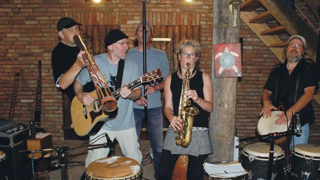 Kunst aus Treibholz und »Balanda Beat«