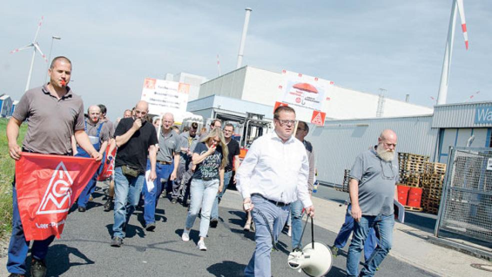 Mit Trillerpfeifen und Spruchtafeln: Mitarbeiter von Weener Plastik demonstrierten gestern zum dritten Mal für die Zukunft ihres Werkes. Vorneweg: Betriebsrat Hubert Klumpe (rechts) und IG Metall-Chef Thomas Gelder (Mitte). © Foto: Hanken