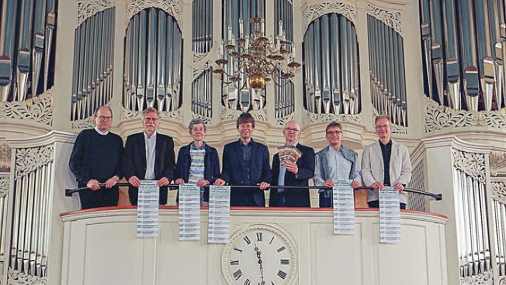 Vertreter der Gemeinden und die künstlerischen Leiter stellten das Programm vor (von links): Pastor Martin Stührenberg, Organist Albert Kretzmer (St. Marien), Kirchenratsvorsitzende Roelfine Stolz, Winfried Dahlke, Pastor Uwe Wiarda (reformierte Gemeinde), Kirchenvorstandsvorsitzender Karl Fleßner und Joachim Gehrold (Lutherkirchengemeinde).  © Foto: Dübbel