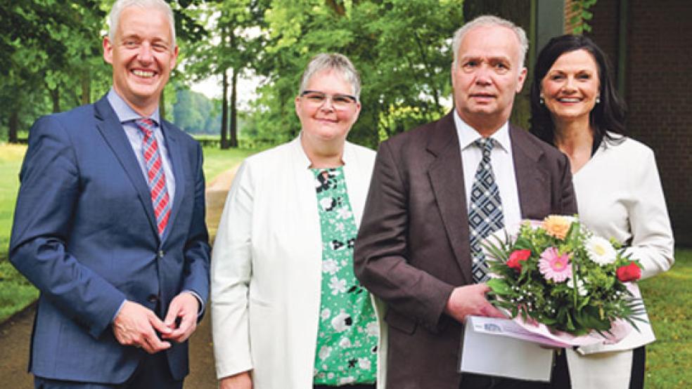 Ausgezeichnet: Landrat Matthias Groote, Hildegard Hinderks (von links) und die CDU-Bundestagsabgeordnete Gitta Connemann (rechts) freuten sich mit Manfred Donker. © Foto: Wolters