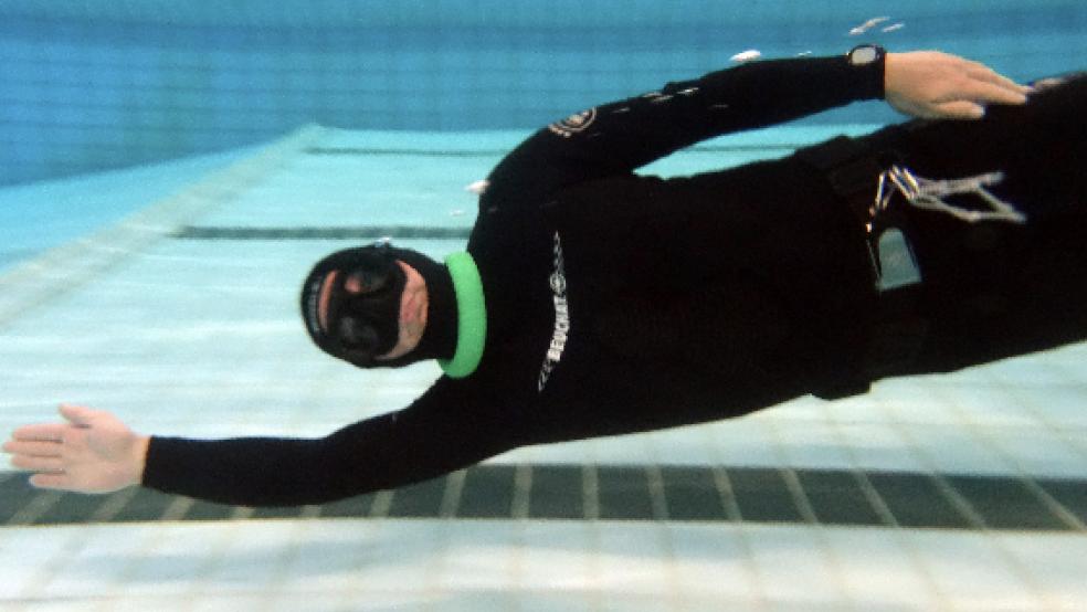 Beim Strecken-Apnoetauchen trägt Holger van der Slyk ein Tauchgewicht am Hals, das die Stellung des Körpers im Wasser korrigiert. 75 Meter kann er so mit einem Atemzug zurücklegen. © Muising