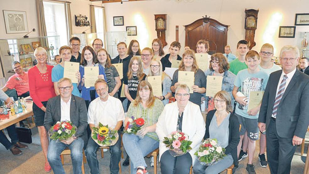 Während der Ratssitzung im Heimatmuseum in Weener wurden Oberschülern und Pestalozzischülern Zertifikate und Geschenke von Bürgermeister Ludwig Sonnenberg (rechts) überreicht. Sie hatten am zehnten Politikerpatenprojekt teilgenommen. Die Paten der Schüler und Schülerinnen, sie sind Mitglieder des Stadtrates, erhielten als Dankeschön einen Blumenstrauß.  © Boelmann