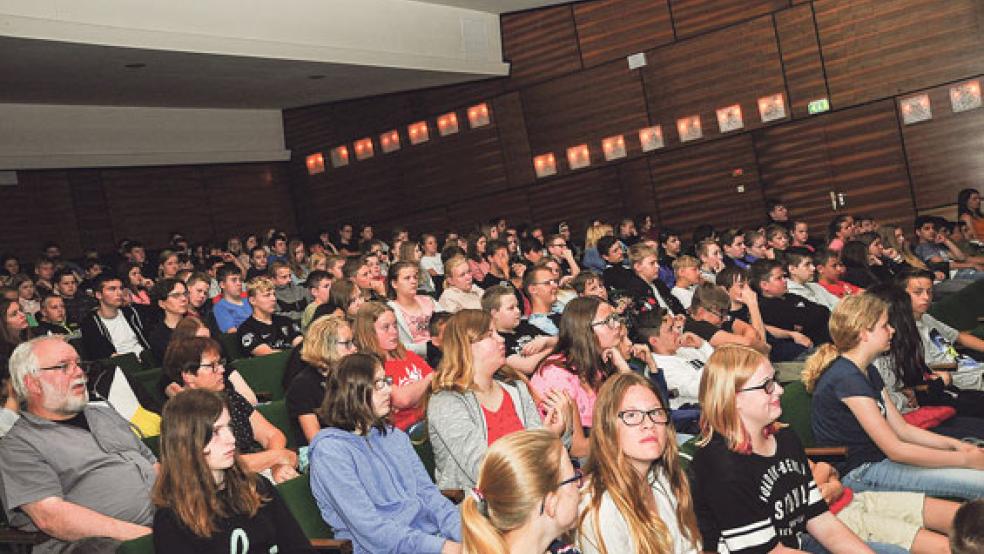 Am Donnerstag sahen sich die Schüler der Oberschule Weener das Theater in der Aula an. © Fotos: Wolters