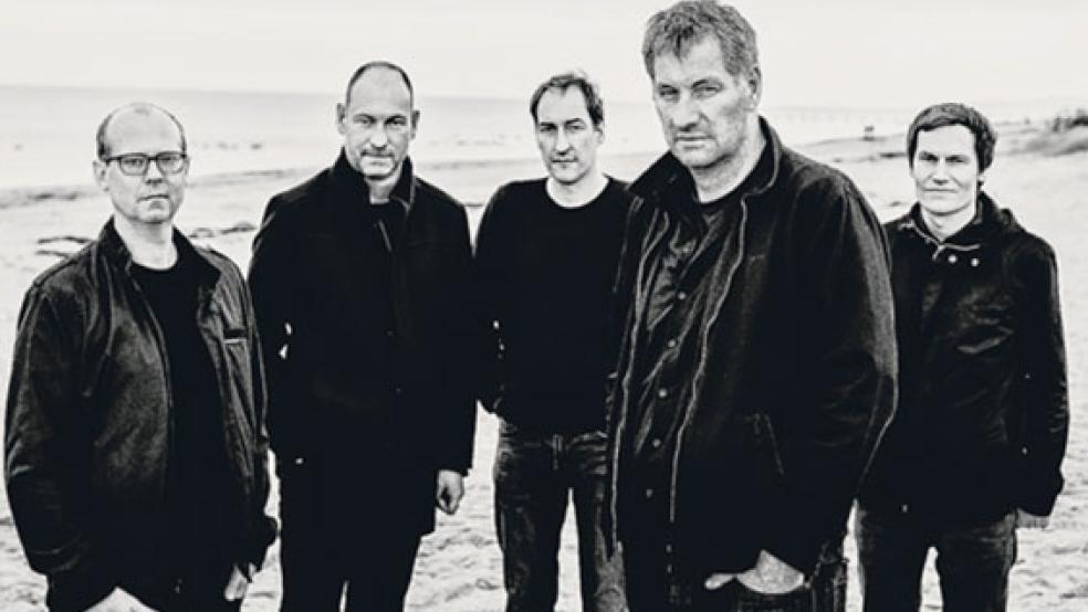 Headliner: Die Hamburger Band »Kettcar« mit (von links) Erik Langer (Gesang, Gitarre), Lars Wiebusch (Keyboard, Gesang), Reimer Bustorff (Bass, Gesang), Marcus Wiebusch (Gesang, Gitarre) und Christian Hake (Schlagzeug). © Foto: Andreas Hornoff