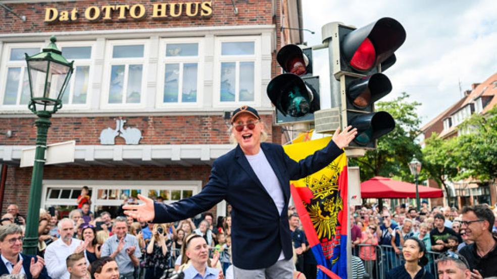 Otto stolz wie Oskar: Großer Trubel herrschte vor dem »Otto-Huus« in Emden, als der ostfriesische Blödelstar die erste »Otto-Ampel« enthüllen durfte. © Foto: Assanimoghaddam (dpa)