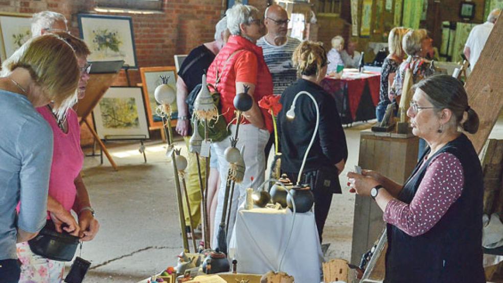 23 Aussteller boten eine große Bandbreite. An beiden Tagen war die außendeichs liegende Ziegelei wieder ein Anziehungspunkt. © Ammermann