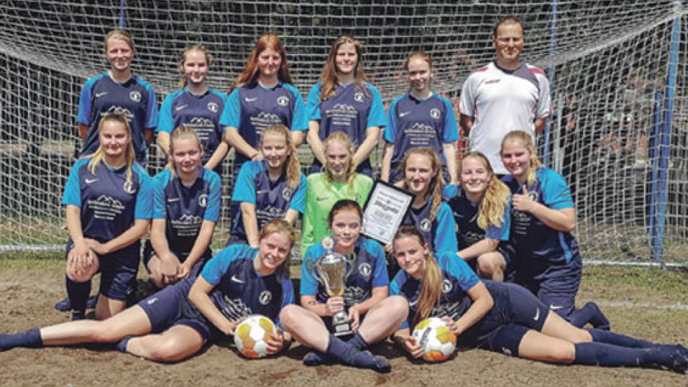 Die siegreichen A-Juniorinnen der Sportfreunde Möhlenwarf: Svenja Krüger, Jana Willems, Mareile Frey, Femke Frey, Sandra Nagel, Trainer Rikus Trey (hinten von links), Jana Dreesmann, Nina Berends, Maren Boekhoff, Verena Santjer, Deike Engberts, Lorena Trey, Nienke Steinfelder (Mitte von links) sowie Wenke Modderman, Rieke Modderman und Julia van Oostenrijk (vorne von links). © Fotos: privat(1)/ Hilbrands(2)