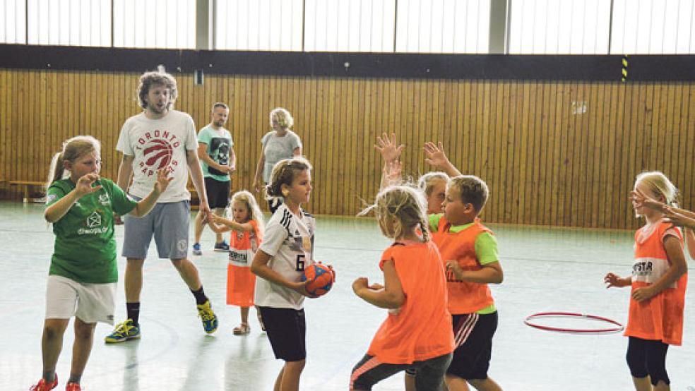 Genaue Pässe sind Gold wert, aber einen Bodenpass durch den Ring zu spielen, war anfangs für die kleinen Handballer gar nicht so einfach. Aber Spaß hat es ihnen auf alle Fälle gemacht. © Fotos: Himstedt