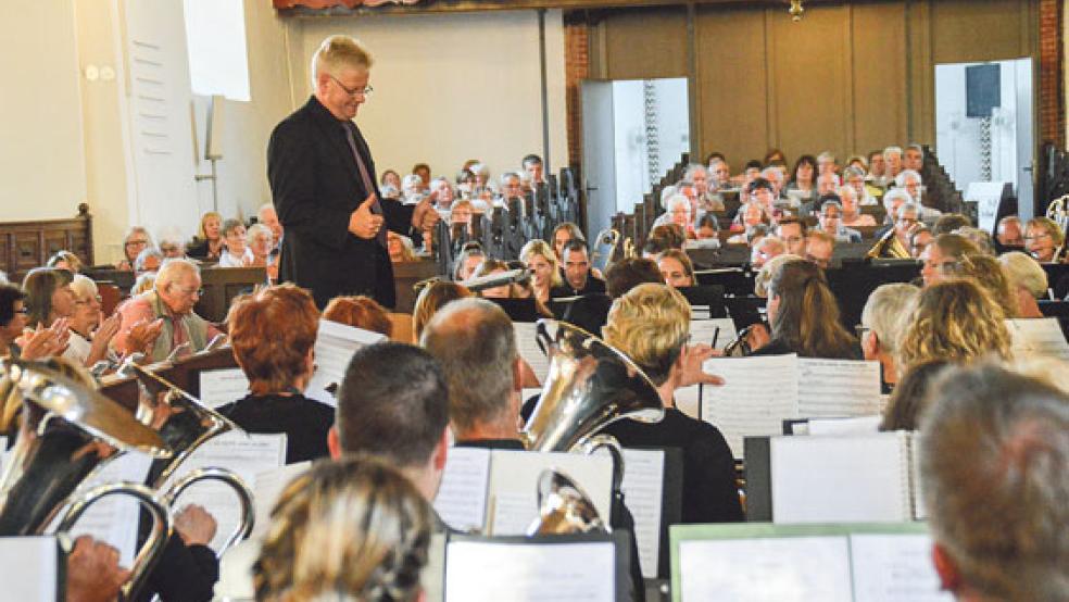 Beide Daumen hoch: Bläserchorleiter Ludwig Sonnenberg war mit seinen Musikern mehr als zufrieden. © Fotos: Himstedt