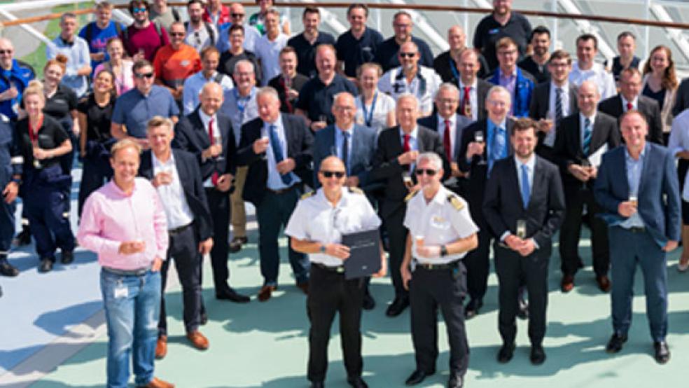 Die Teams von Meyer Werft und Saga Cruises mit den beiden Kapitänen von Werft und Reederei im Vordergrund.  © Foto: Meyer Werft