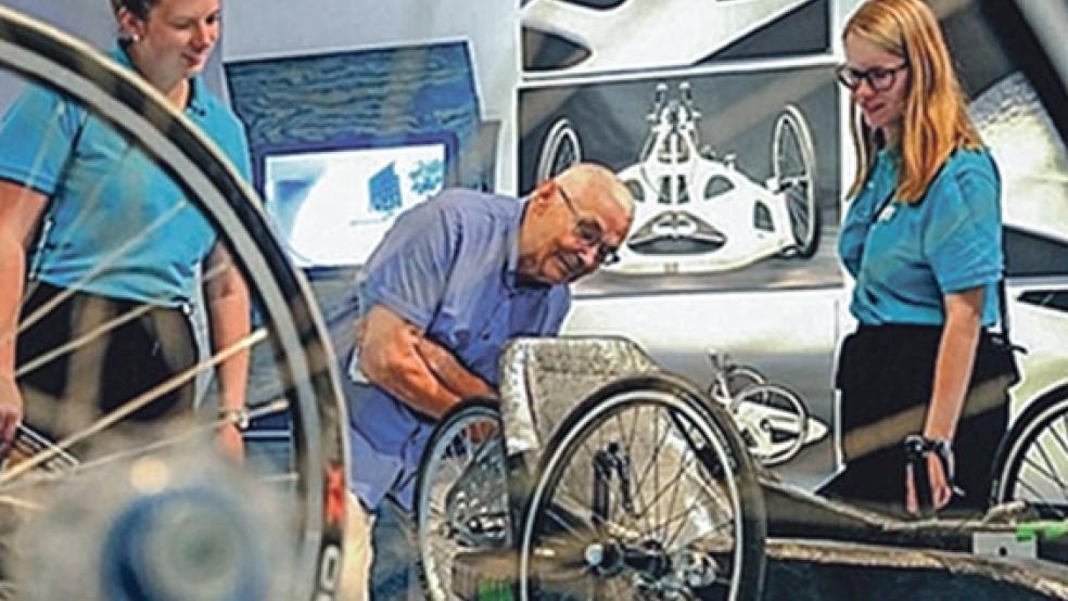 Wie funktioniert das? Akkuschrauberbetriebene Fahrzeuge sind ein Teil der neuen Ausstellung im Landesmuseum in Emden. © Foto: Hasseler