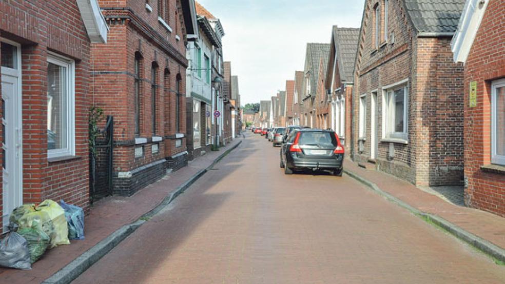 Auch in der Langen Straße in Jemgum sollen nach den Sommerferien Parkflächen ausgewiesen werden. © Foto: Boelmann