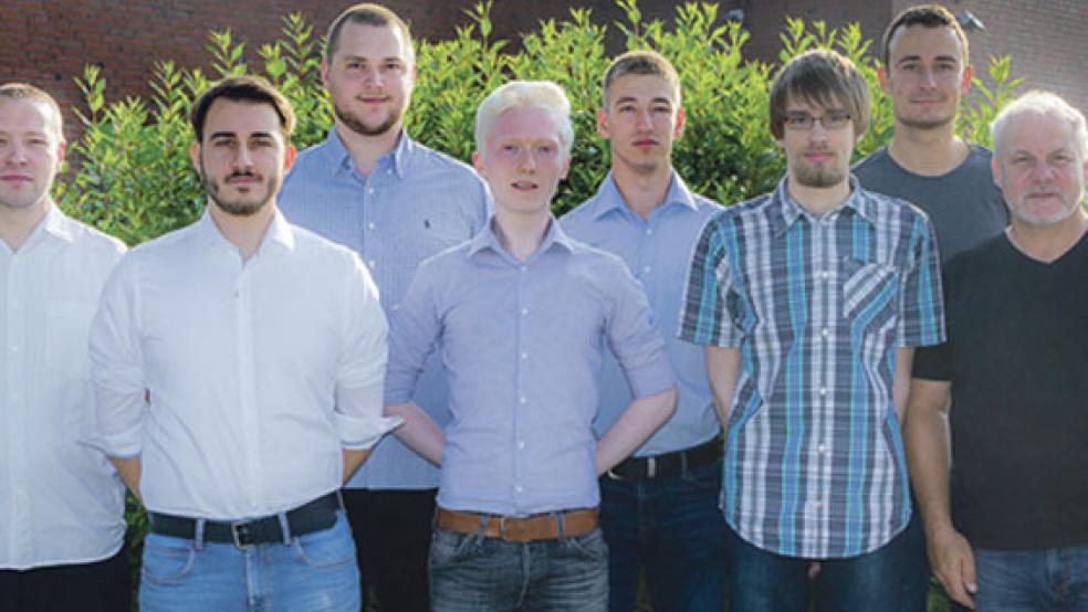 Freude über die bestandenen Prüfungen: (im Bild von links) Ausbildungsmeister Daniel Pancke, Patrick Höhme (Leer), Marlon Bunger (Detern), Nico Fabian (Leer), Mirko Schöning (Westoverledingen), Jasper Fussy (Ostrhauderfehn), Ausbilder Philipp Tengler und ABW-Leiter Uwe Neessen. © Foto: ABW