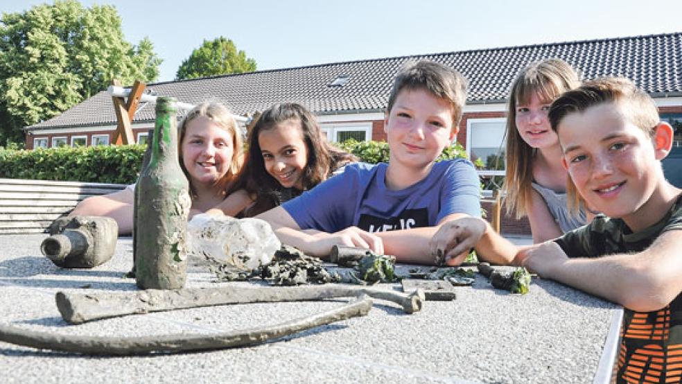 Bei einer kleinen Wattführung im Dollart entdeckten Bunder Oberschüler auch Müll - darunter viele Plastikflaschen. © Fotos Boelmann