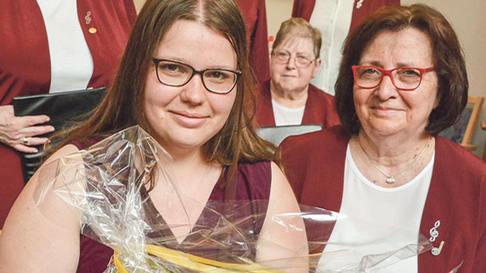 Chorleiterin Sonja de Buhr (links) und die erste Vorsitzende Ingrid Braun erhielten zum Abschluss kleine Geschenke vom Verein. © Ammermann