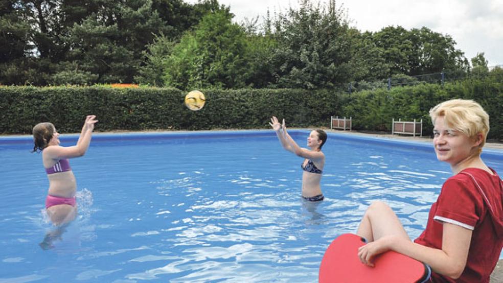Die bislang letzte »Spaßbad«-Saison gab es im Sommer 2016, seither ruht der Betrieb. Unser Archivbild zeigt Merle-Wolke und Lilly Kubiak aus Diele, die Badeaufsicht übernahm ihre ältere Schwester Kerstin Kubiak. Gebaut worden war das Schwimmbecken bereits vor 54 Jahren zusammen mit dem Schulgebäude. © Foto: Boelmann