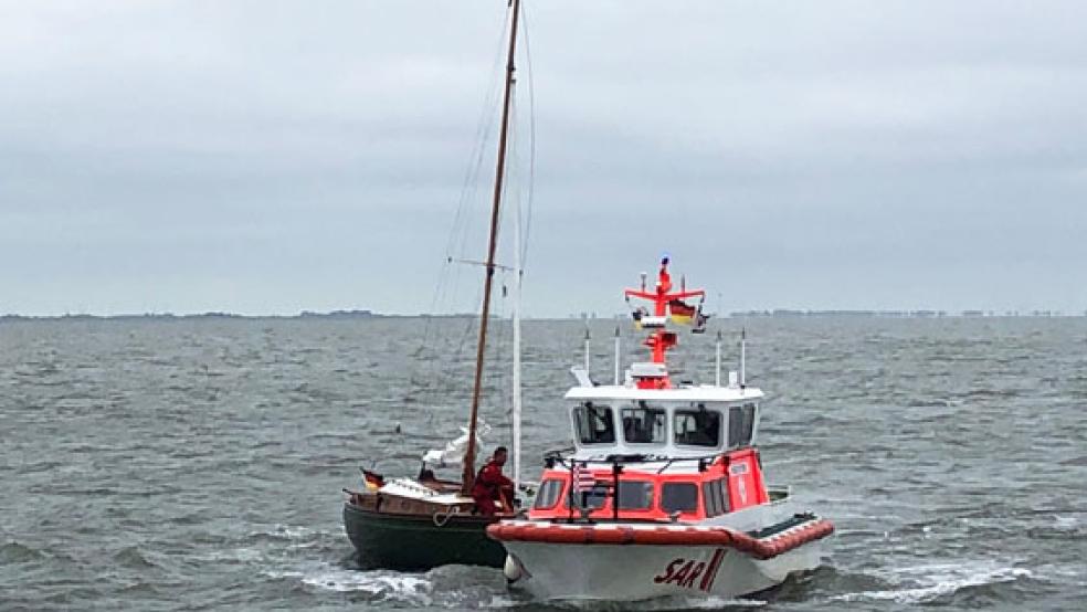 Ein Seenotretter von Juist stieg auf den Havaristen über, um die Schleppleine zu befestigen. Mit einer mobilen Lenzpumpe brachte er den Wassereinbruch unter Kontrolle. © Foto: DGzRS