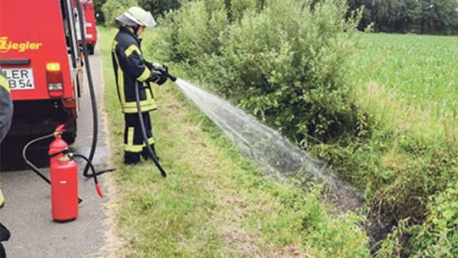Feuerwehr löscht Böschungsbrand