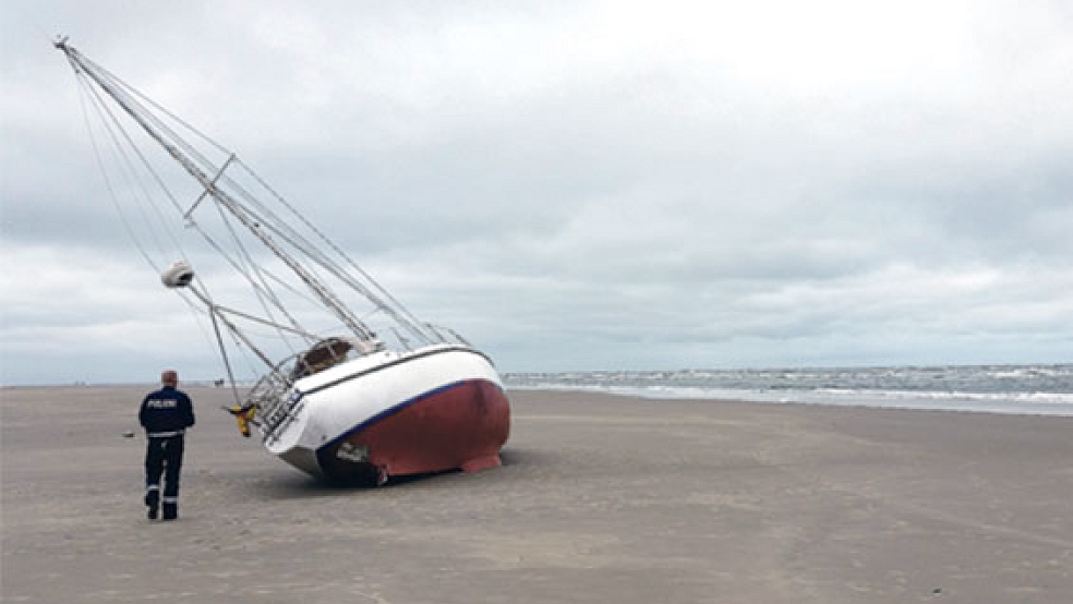 Das gestrandete Segelboot liegt am Borkumer Strand.  © Foto: Die Seenotretter - DGzRS (Jörg Zogel)
