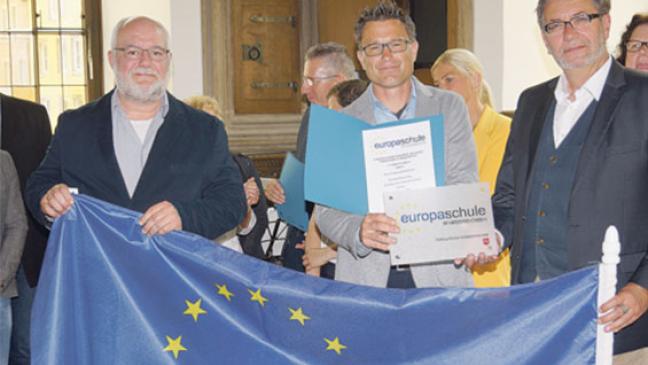 Urkunde, Flagge und ein Schild für Oberschule in Weener