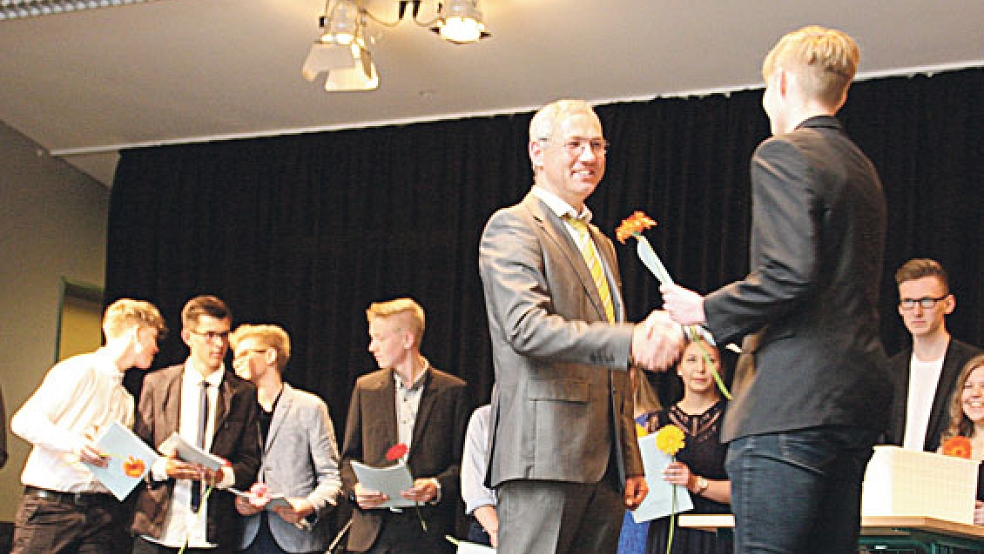 FCSO-Schulleiter Christian Hunsmann überreichte die Abschlusszeugnisse.  © Foto: FCSO