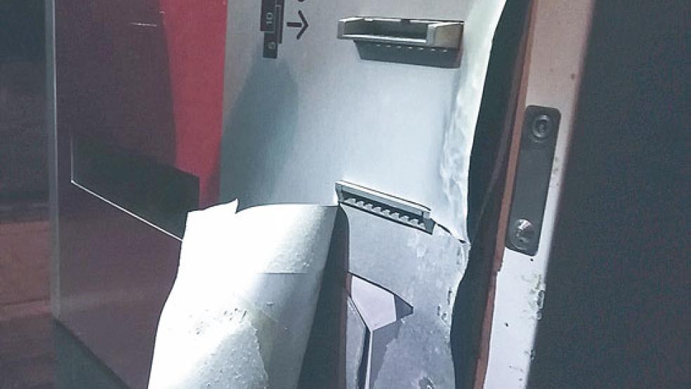 Mit roher Gewalt versuchten Unbekannte, den Ticketautomaten am Bahnsteig Weener aufzubrechen. © Foto: Bundespolizei