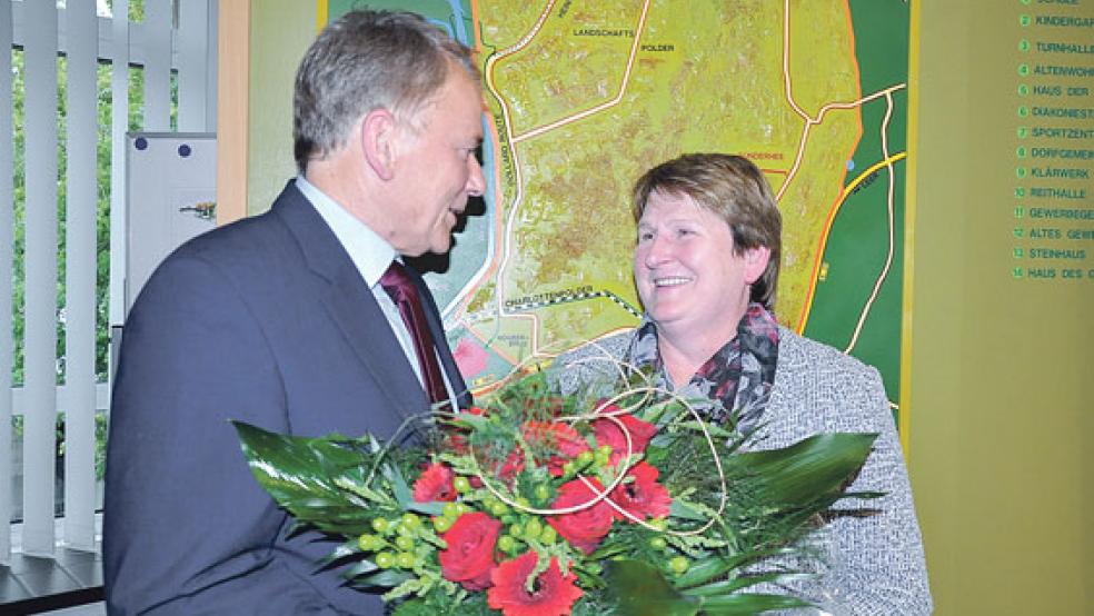 Politische Weggefährten seit Jahrzehnten: Hanne Modder tritt in die zweite Reihe. Sie zieht sich als SPD-Fraktionschefin und 1. stellvertretende Bürgermeisterin in Bunde zurück. Bürgermeister Gerald Sap dankte ihr auf der Ratssitzung im Rathaus für ihr jahrelanges Engagement in den politischen Spitzenämtern.  © Foto: Boelmann