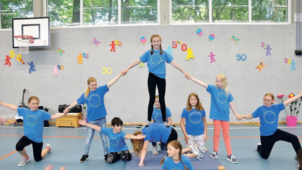Den Zuschauern wurde eine kleine Sporttanz-Show in der Turnhalle geboten. .  © Fotos: Boelmann