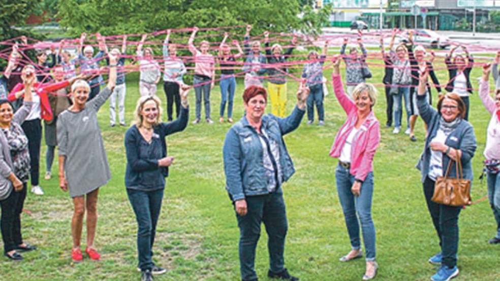 Die Teilnehmerinnen des Arbeitskreises Moormerland knüpfen symbolisch ein Netz als Zeichen für eine gute Zusammenarbeit der Frauen im ländlichen Raum.  © Foto: A. Stöhr