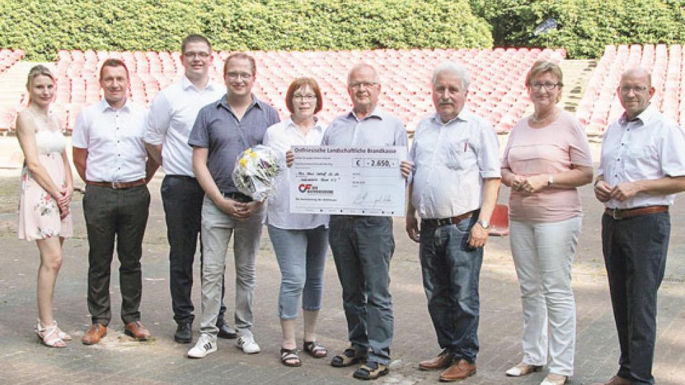 Jetzt gehen Wünsche für die Niederdeutsche Bühne in Erfüllung (von links): Saskia Hammer, Marco Dirks und Fabian Bents von der Brandkasse neben Christian Behrends, Martha und Helmut Saathoff (Bühnenverein), Landschaftspräsident Rico Mecklenburg und Signe Foetzki und Robert Friedel (Pressesprecherin und Vertriebsbereichsleiter Brandkasse). © Foto: privat