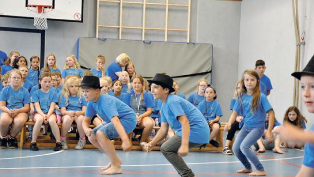 Tanzeinlagen mit Hut und Pfiff