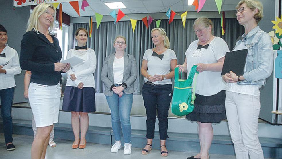 Einen Rucksack voller guter Wünsche, die die Kinder auf Karten geschrieben und hinein getan hatten, überreichte das Lehrerkollegium an Mechthild Tammena (links). © Fotos: Szyska