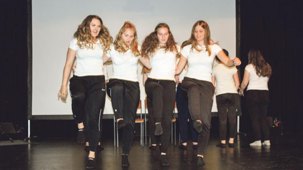 Die Tanzgruppe der R10a sorgte mit ihrem Evolution Dance für gute Unterhaltung und so manchen Lacher. © Fotos: Berents